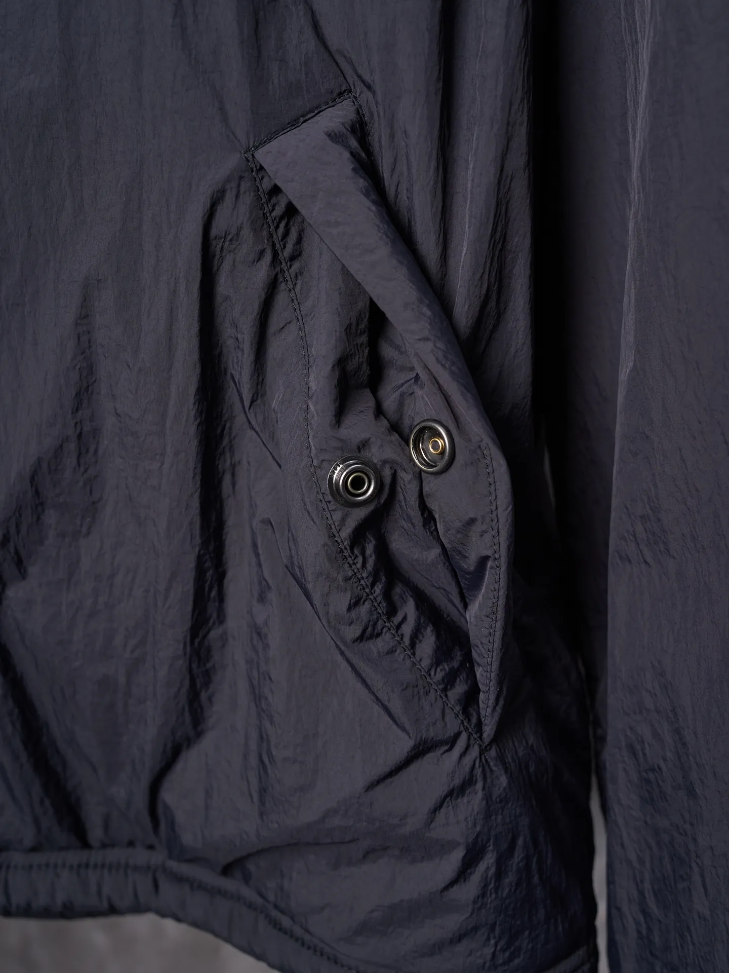 P640 Actual auction] Ralph Lauren/Ralph Lauren Pony Red Label lightweight cotton lapel coach jacket [Ready stock] S M L XL Material: high-density nylon taffeta Features: Density is about 210T-300T, smooth and slightly matte surface, excellent windproof and waterproof performance (with DWR water-repellent treatment), strong wrinkle resistance and easy care, in line with the positioning of American casual "durable and practical".  Color: Classic dark black, using vat dyeing process (dye penetrates into the fiber), the color fastness reaches ISO level 4 or above to avoid fading or color transfer after washing.  2. Lining fabric Material: Lightweight cotton-polyester blended lining (65% Polyester + 35% Cotton) Function: Reduce friction between the fabric and inner clothing, improve wearing smoothness; blended material has both breathability and durability to avoid the stuffy feeling of pure nylon lining.  Version and cutting process Version: Classic Coach Jacket, loose version, slightly dropped shoulder line (shoulder width is 1-2cm wider than the standard version), length to the hips, and slightly tapered straight sleeves, taking into account both freedom of movement and casual style. Embroidery technology: Polo horse logo on the left chest: flat satin stitch embroidery (satin embroidery), embroidery thread: 100% polyester high color fastness embroidery thread (the color number is consistent with the brand’s standard red color card), stitch density 12-15 stitches/cm, the outline of the horse logo is clear, and the details of the rider and horse are burr-free.  Embroidery positioning: precise positioning through the template (12cm from the neckline and 8cm from the placket) to ensure left and right symmetry and centering.  Topstitching technology: The seams of the body are made of double-needle flat seams (needle pitch 3cm/10 needles), the stitches are smooth and straight, the stitching color is dark black (the same color as the fabric), and the stitch width is 0.5cm, which enhances firmness while forming simple decorative lines.  1. Main body splicing, splicing of the front placket and body: The placket is made of double-layer folding + flat seam splicing, with a thickness of about 0.3cm to ensure that the buttons are not easily deformed when fixed; the edges of the placket are cut with a hot knife to avoid burrs.  Sleeve panels are spliced ​​to the body: the armholes are spliced ​​with round-head keyhole machine seams + flat seams. After splicing, the armholes have a natural curvature and no sense of tightness during movement; the height of the sleeves is about 8-10cm, which is in line with the loose characteristics of casual jackets.  Main button: black urea resin button, matte surface treatment, buttonholes are hand-made keyholes (6 strands of cotton thread, keyhole density 8 stitches/mm), the edges of the eyelets are smooth and without burrs.  Collar buttons: The first button on the collar is a hidden button (diameter 12mm), which prevents the collar from opening and improves the neatness of wearing.